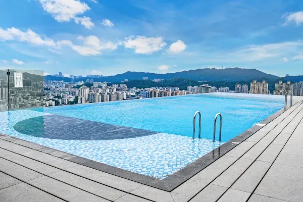 【珠海香洲英迪格酒店/Hotel Indigo Zhuhai】高空無邊際泳池+南洋風情打卡 附價錢和交通攻略 9 珠海香洲英迪格酒店泳池